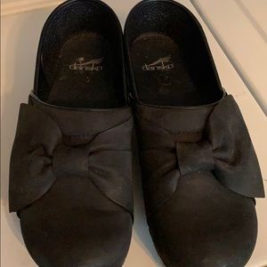 Dansko black nubuck bow clogs